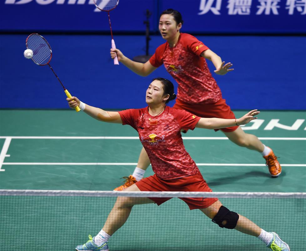 让两人寸步 让两人寸步